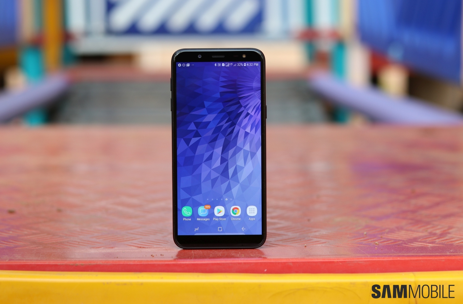 Galaxy J6 (2018) là chiếc điện thoại đầu tiên thuộc dòng J-series được trang bị màn hình tràn cạnh Infinity Display tỷ lệ 18.5:9