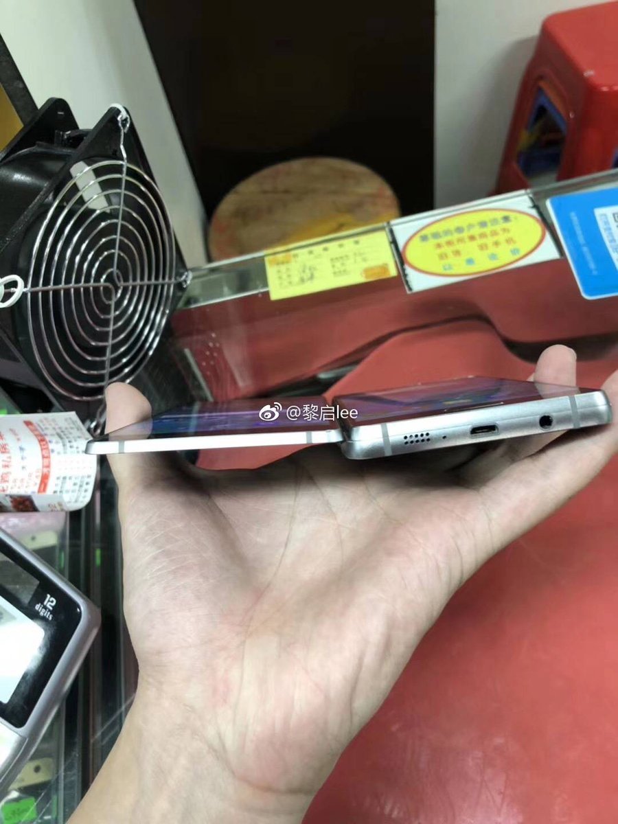 Cạnh dưới của máy vẫn sẽ là vị trí đặt dải loa, mic thoại, cổng sạc microUSB và jack cắm tai nghe 3.5mm