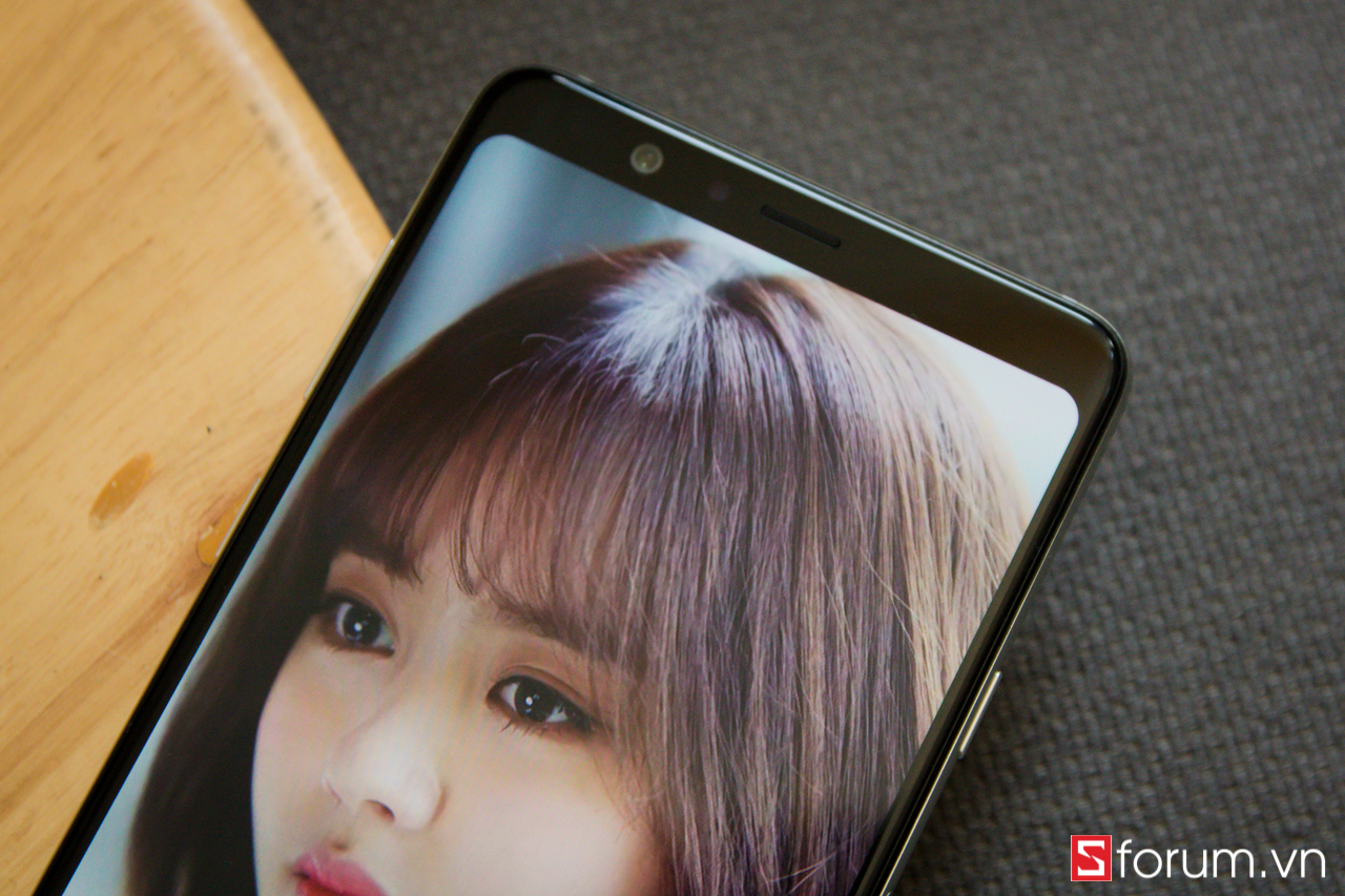 Camera selfie của máy có độ phân giải 24MP, hứa hẹn đem lại những bức hình selfie ấn tượng, chuẩn 