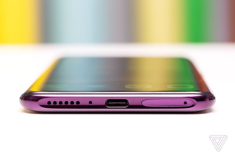 Mic thoại, dải loa, cổng sạc chuẩn USB-C và khe căm SIM được đặt ở cạnh dưới