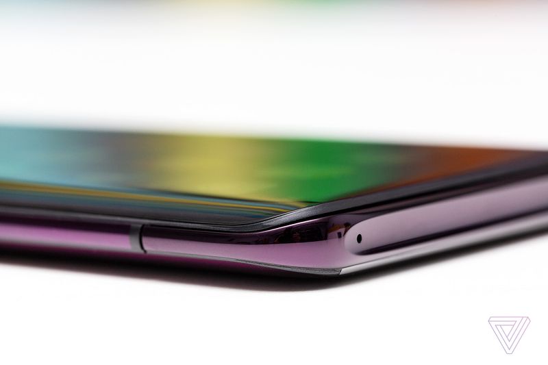 2 viền màn hình được làm cong 3D giống như trên Galaxy S9/S9+