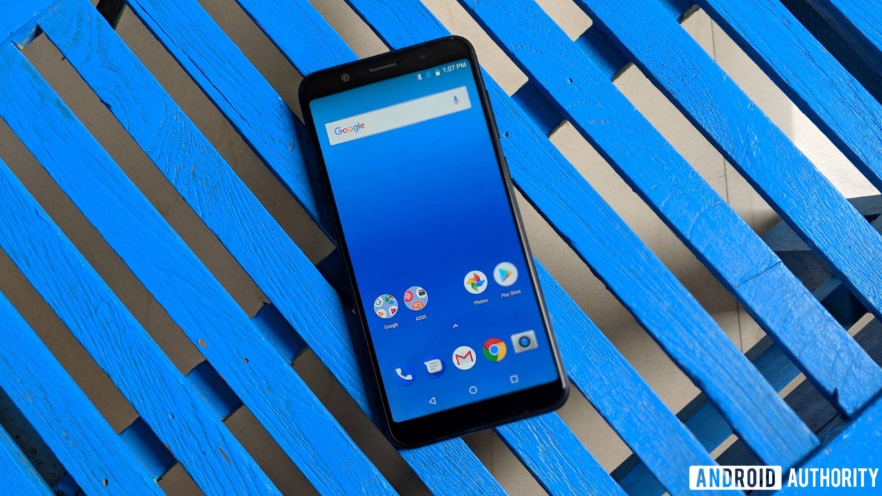 Máy được trang bị một cấu hình tầm trung với con chip Snapdragon 636 đi kèm 3/4/6GB RAM cùng 32/64GB bộ nhớ lưu trữ. Chạy trên Android 8.1 thuần Google