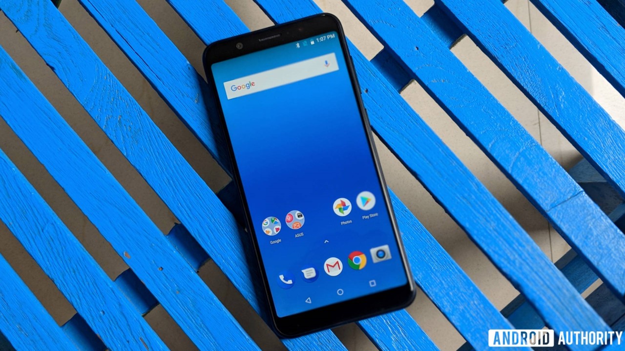 Mặt trước Zenfone Max Pro M1 là một màn hình 5.99 inch tỷ lệ 18:9 với độ phân giải Full HD+