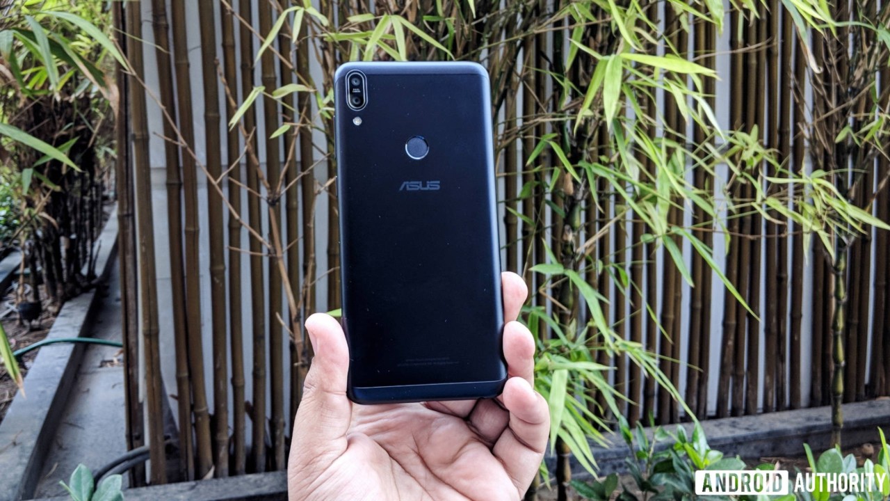 Dù có kích thước màn hình lớn tuy nhiên cảm giác cầm nắm Asus Zenfone Max Pro M1 vẫn rất thoải mái