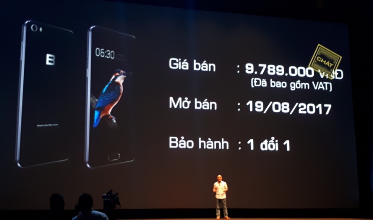 Bphone 2 (2017) ra mắt vào tháng 8/2017 với một mức giá khá cao so với một sản phẩm thuộc phân khúc tầm trung