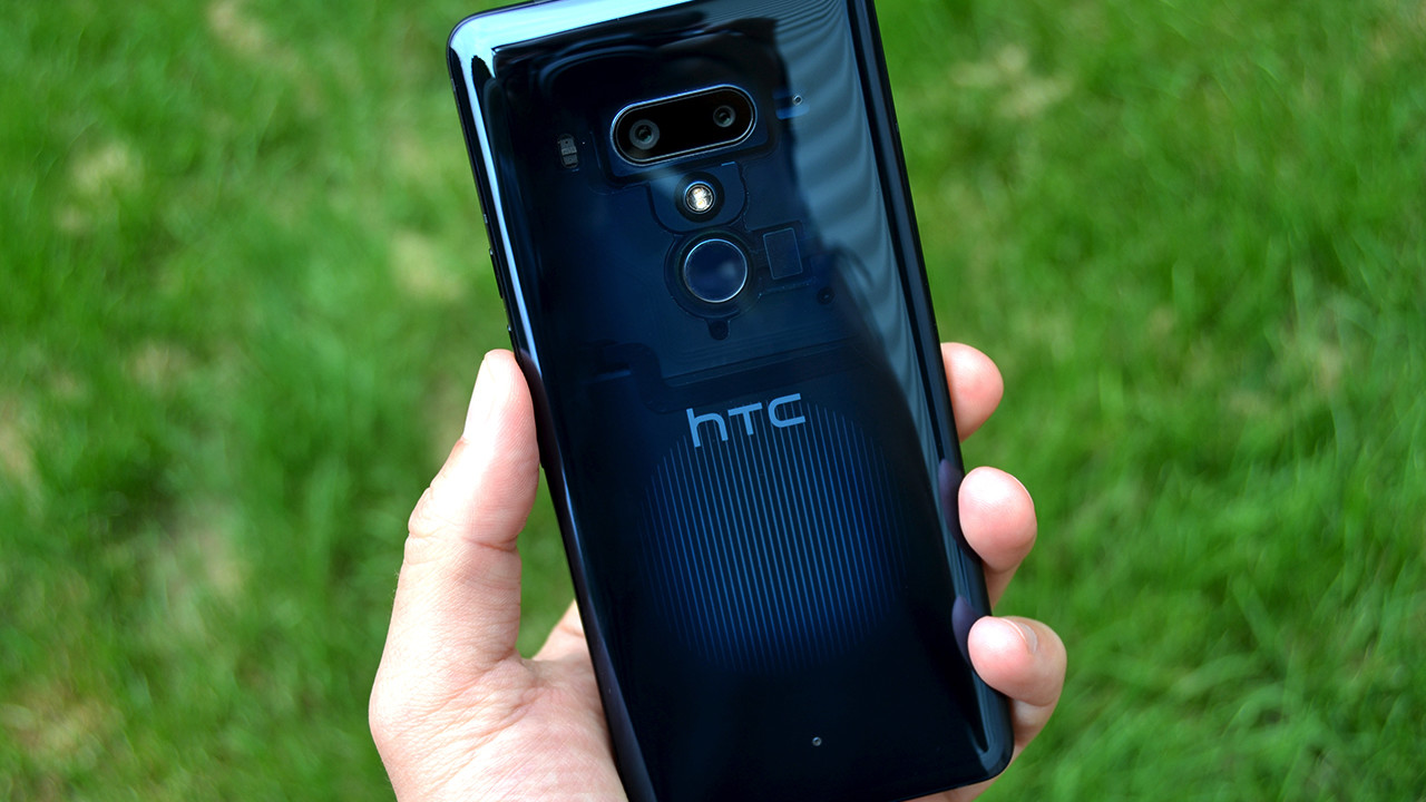 HTC U12 Plus sử dụng thiết kế Liquid Surface vói mặt lưng được làm từ kính