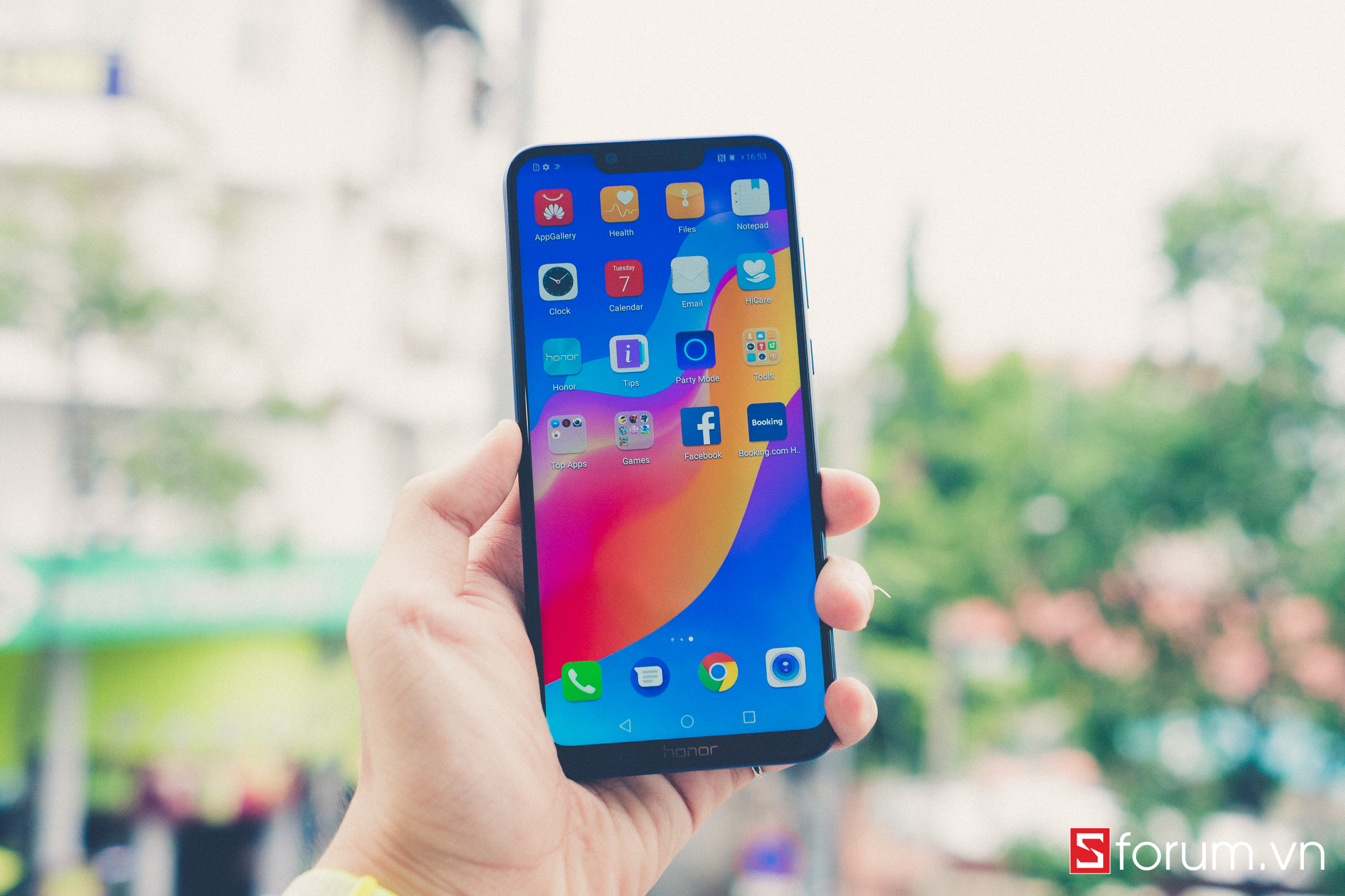 Màn hình của máy có kích thước 6.3 inch tỷ lệ 19.5:9, cảm giác cầm nắm vẫn khá vừa tay