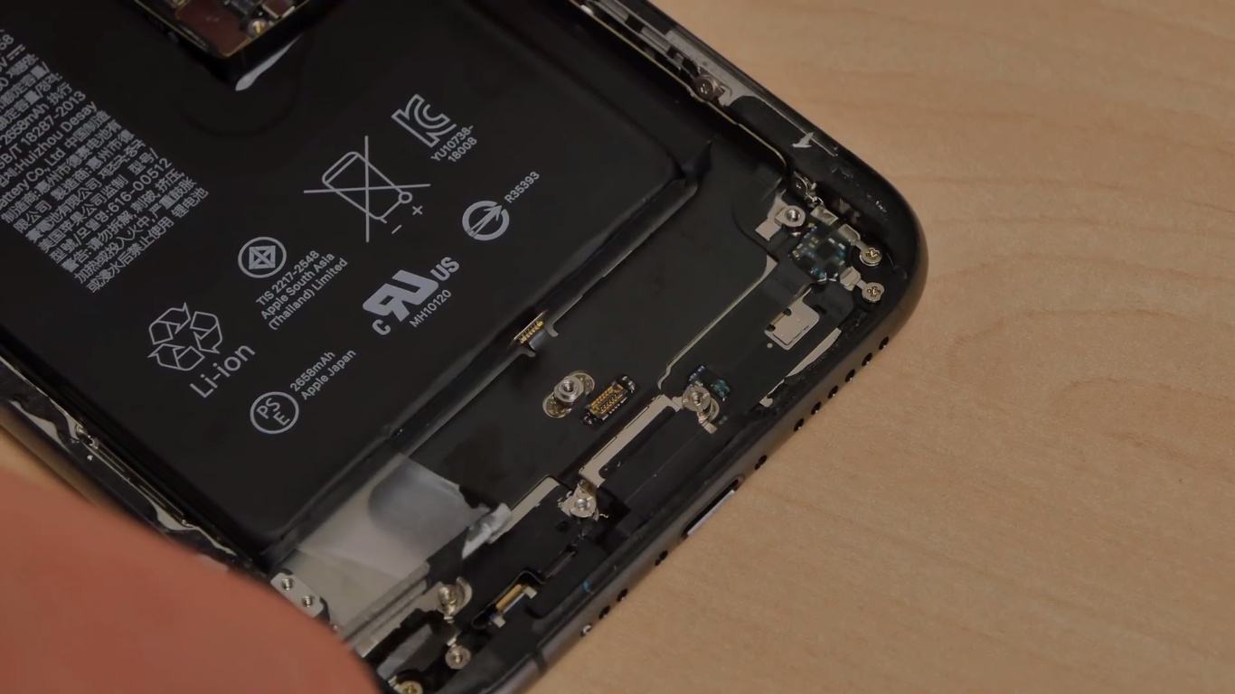 Quá trình tháo rời viên pin của iPhone Xs gặp khá nhiều khó khăn