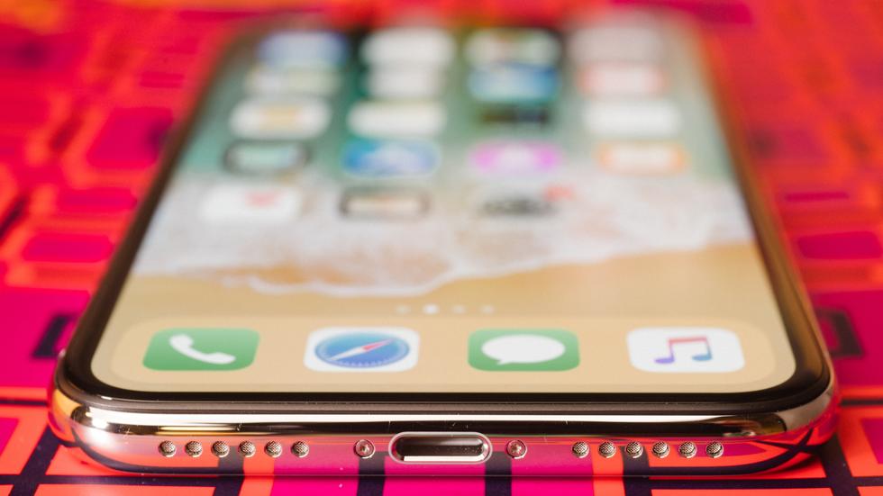 Sự cân xứng ở cạnh dưới trên iPhone X