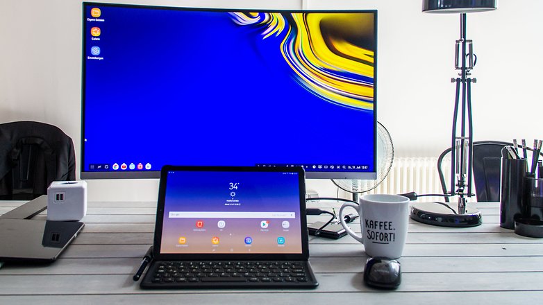 Hay sử dụng trên một màn hình lớn hơn bằng cách kết nối thông qua cáp HDMI DeX