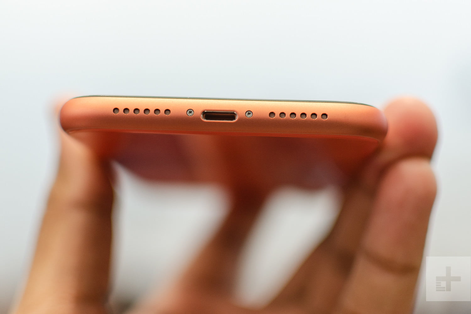 Hay đến cả chiếc iPhone Xr cũng có thiết kế cân xứng hơn là iPhone Xs