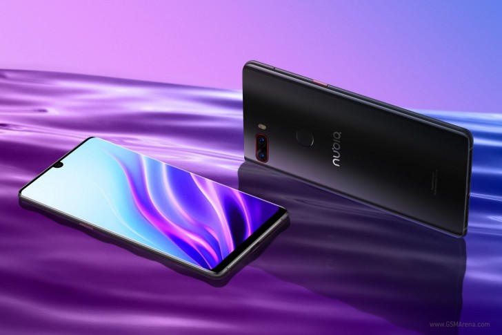 Mặt lưng của máy được làm cong 3D ở 2 viền bên tạo cảm giác chắc chắn khi cầm trên tay