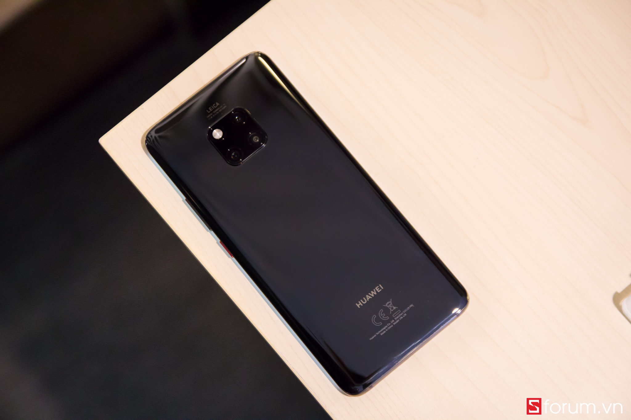 Sforum - Trang thÃ´ng tin cÃ´ng nghá» má»i nháº¥t IMG_0031 TrÃªn tay Huawei Mate 20 vÃ  Mate 20 Pro táº¡i VN: Cáº£m biáº¿n khuÃ´n máº·t 3D, cá»¥m 3 camera, vÃ¢n tay nhÃºng dÆ°á»i mÃ n hÃ¬nh 