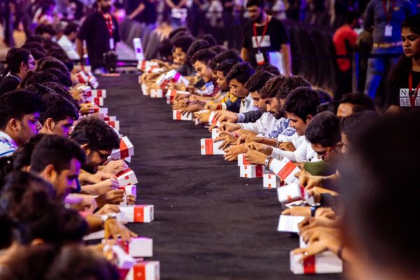OnePlus 6T đạt kỷ lục Guinness với 559 chiếc máy được đập hộp cùng một lúc