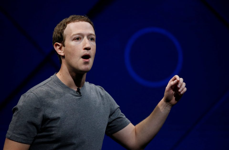 Mark Zuckerberg tỏ ra vô cùng giận dữ với những chỉ trích của Tim Cook