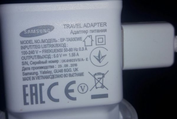 Adapter sạc của có thông số Output là 5V - 1.55A.