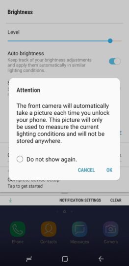 Điện thoại giá rẻ của Samsung điều chỉnh độ sáng màn hình bằng cách tự chụp ảnh selfie