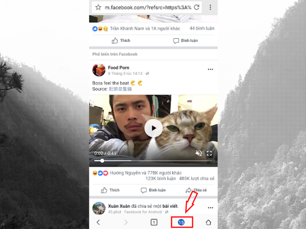Chọn phát video trên Facebook mà bạn muốn tải về.
