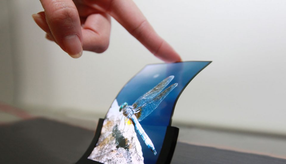 Các tấm kính cường lực Gorilla Glass cho thiết bị màn hình gập sẽ rất mỏng để có thể bẻ cong được