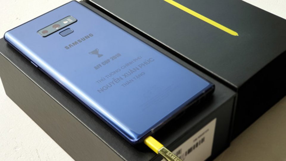 Chiếc Galaxy Note9 phiên bản đặc biệt khắc tên thủ tướng Nguyễn Xuân Phúc dành tặng cho các cầu thủ đội tuyển Việt Nam