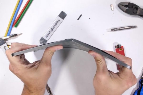 Apple thừa nhận iPad Pro 2018 bị cong, khẳng định đó không phải là khuyết điểm