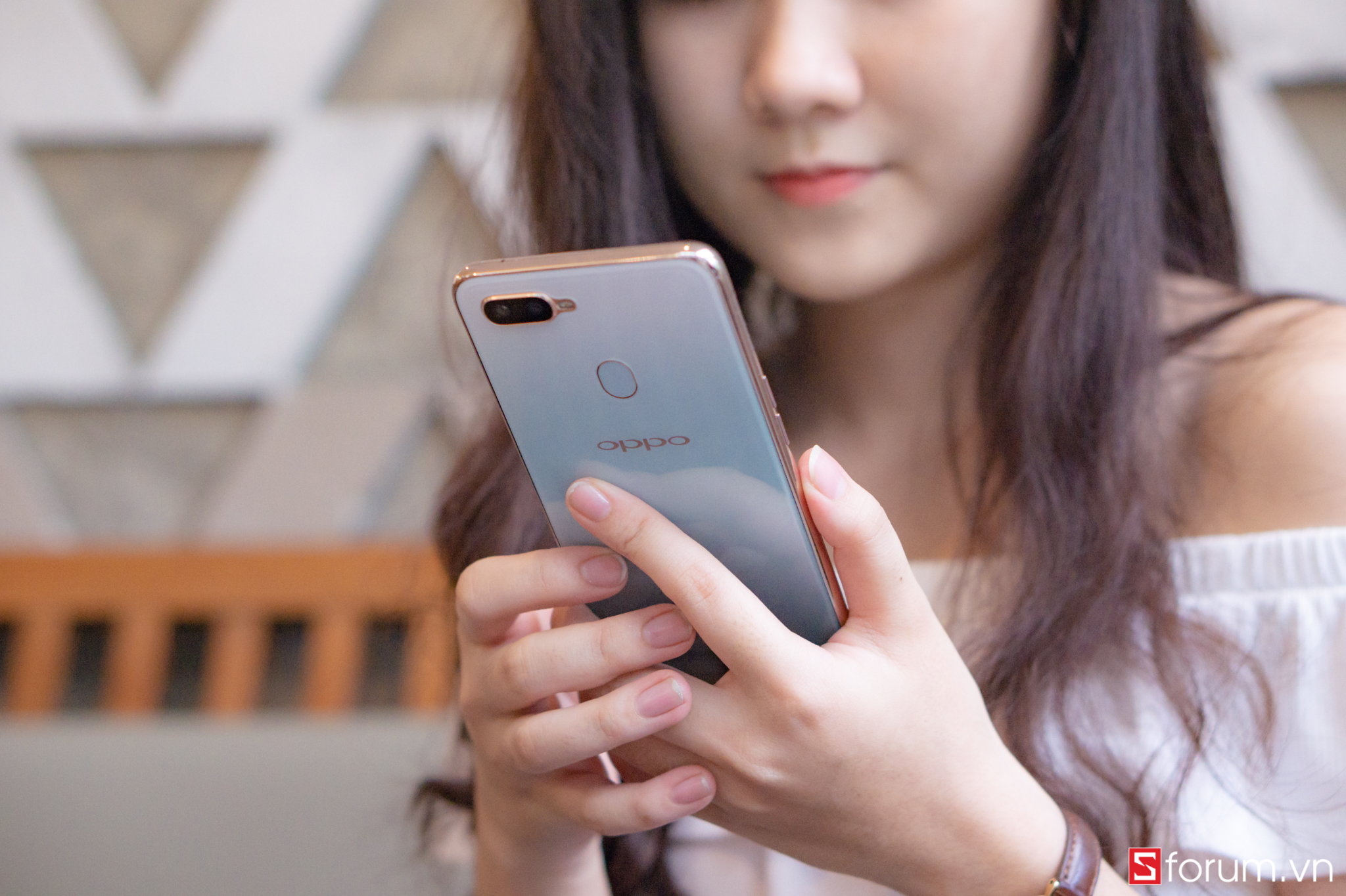 Sforum - Trang thÃ´ng tin cÃ´ng nghá» má»i nháº¥t tren-tay-f9-phi-thuy-1 TrÃªn tay OPPO F9 phiÃªn báº£n 