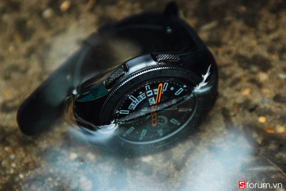Sử dụng watch face màu đen.