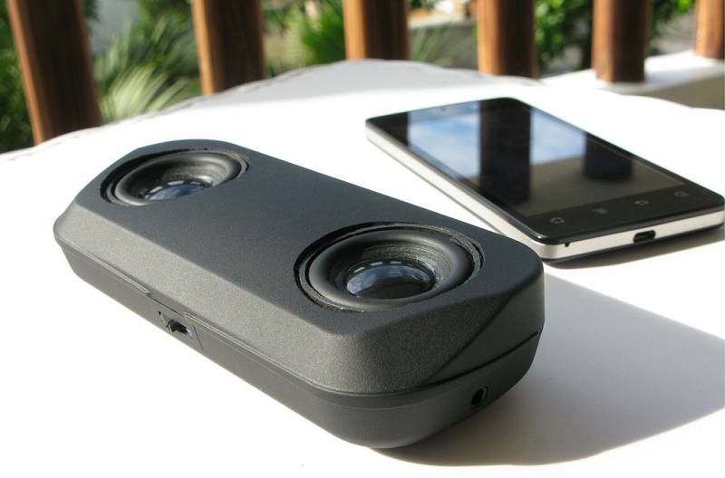 Không phát nhạc khi đang sạc loa bluetooth.