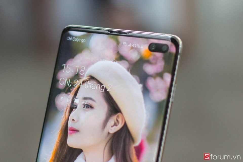 Camera trước được đặt bên trong màn hình cực kì độc đáo