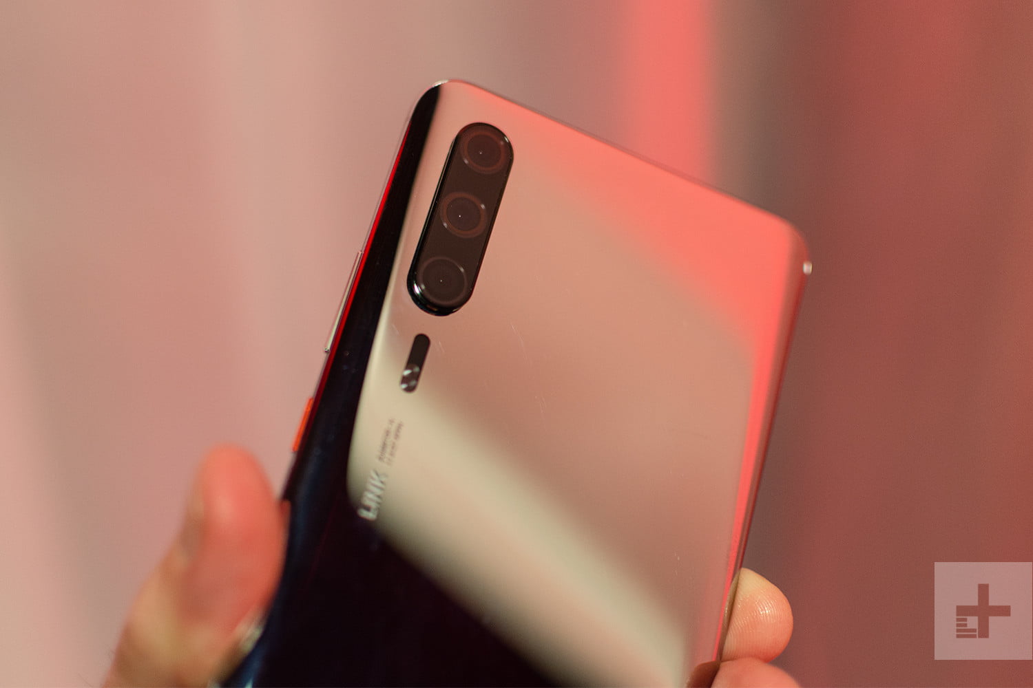 Nguyễn mẫu P30 Pro chỉ có cụm 3 camera chứ không có 4 camera như tin đồn