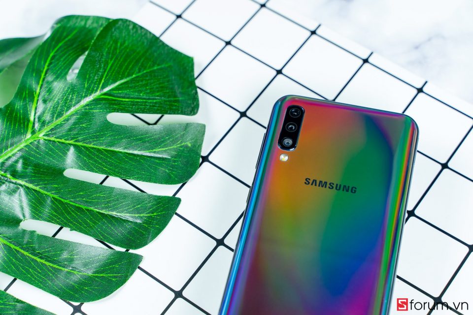 Galaxy A50 sở hữu đến 3 camera ở mặt sau cùng màu sắc ấn tượng