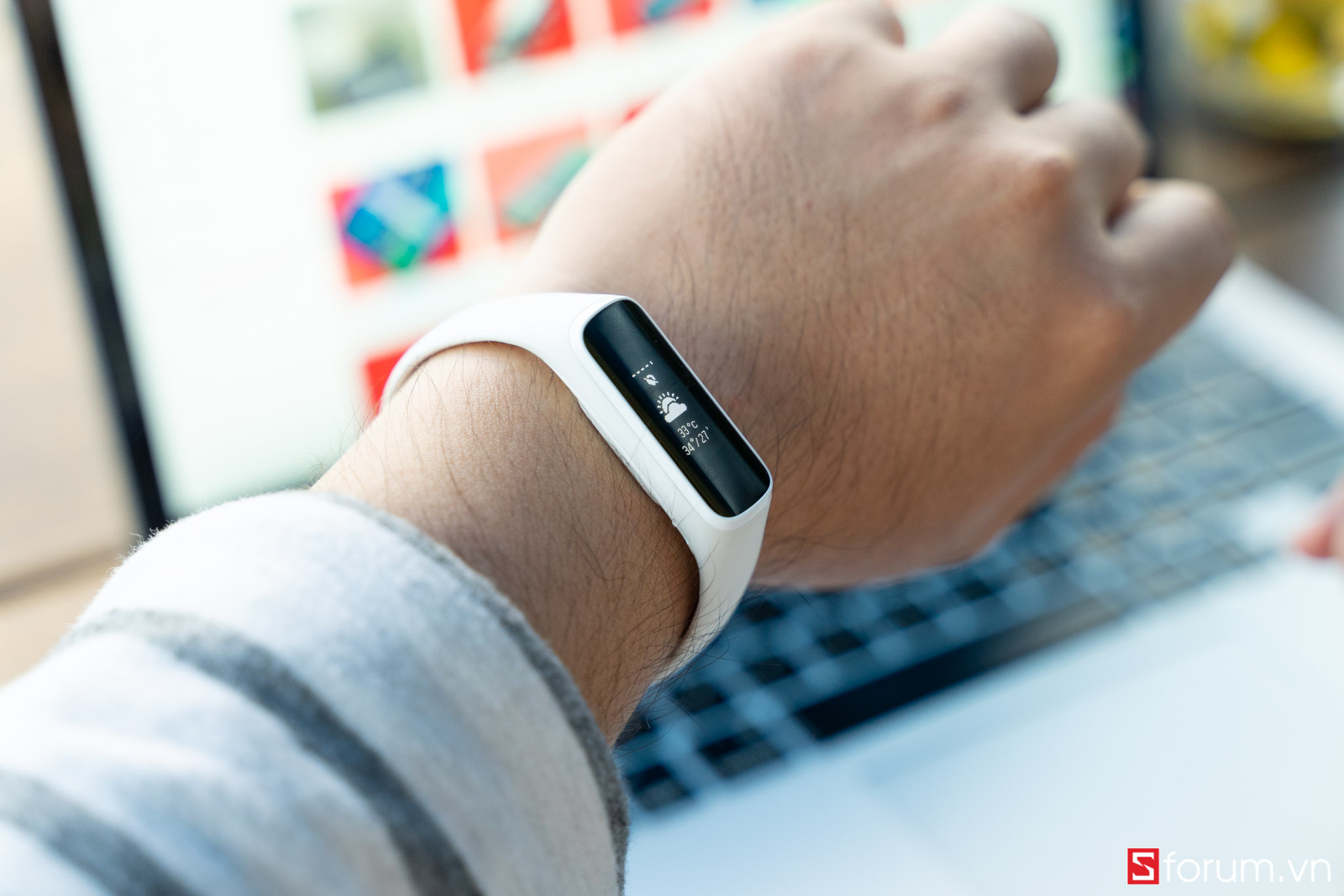 Sforum - Trang thÃ´ng tin cÃ´ng nghá» má»i nháº¥t tren-tay-samsung-galaxy-fit-e-2 TrÃªn tay Samsung Galaxy Fit E: Thiáº¿t káº¿ nhá» gá»n, tráº» trung, cÃ³ cáº£m biáº¿n nhá»p tim, giÃ¡ 990K 