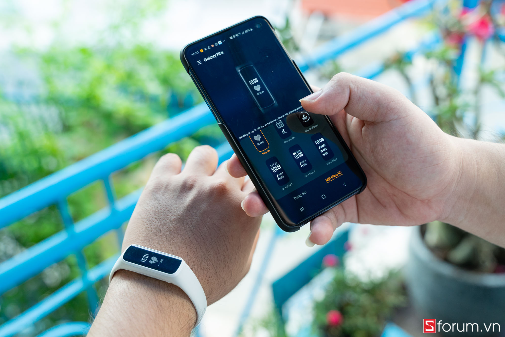 Sforum - Trang thÃ´ng tin cÃ´ng nghá» má»i nháº¥t tren-tay-samsung-galaxy-fit-e-7 TrÃªn tay Samsung Galaxy Fit E: Thiáº¿t káº¿ nhá» gá»n, tráº» trung, cÃ³ cáº£m biáº¿n nhá»p tim, giÃ¡ 990K 
