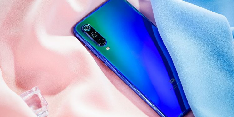 Sforum - Trang thÃ´ng tin cÃ´ng nghá» má»i nháº¥t xiaomi-mi-9-secover-2-750x375 TrÃªn tay Xiaomi Mi 9 SE: Nhá» gá»n, hiá»u nÄng máº¡nh máº½, vÃ¢n tay dÆ°á»i mÃ n hÃ¬nh, mÃ u gradient áº¥n tÆ°á»£ng  