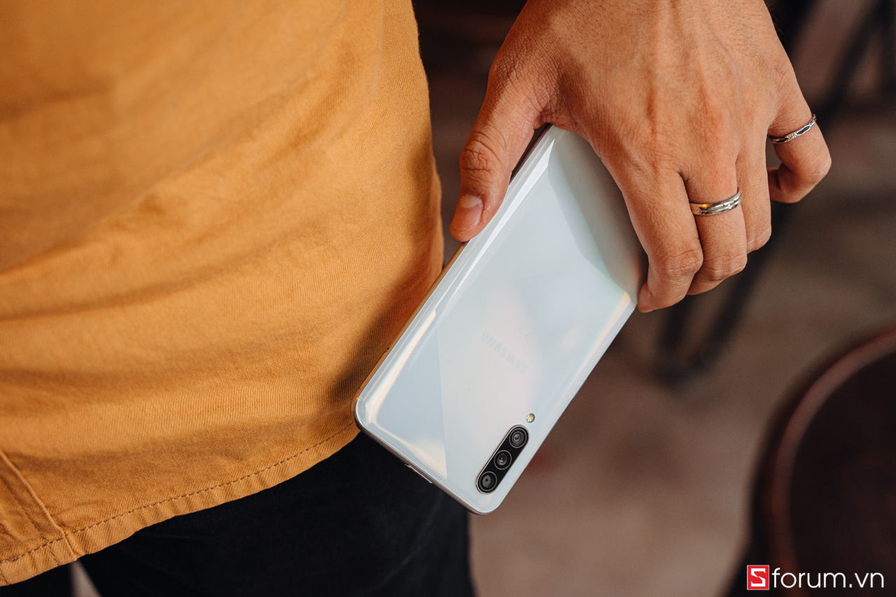 Sforum - Trang thÃ´ng tin cÃ´ng nghá» má»i nháº¥t DSC0012 TrÃªn tay Galaxy A50s Äáº§u tiÃªn táº¡i VN: HoÃ n thiá»n Äáº¹p hÆ¡n, 3 camera 48MP, thÃªm mÃ u sáº¯c má»i 