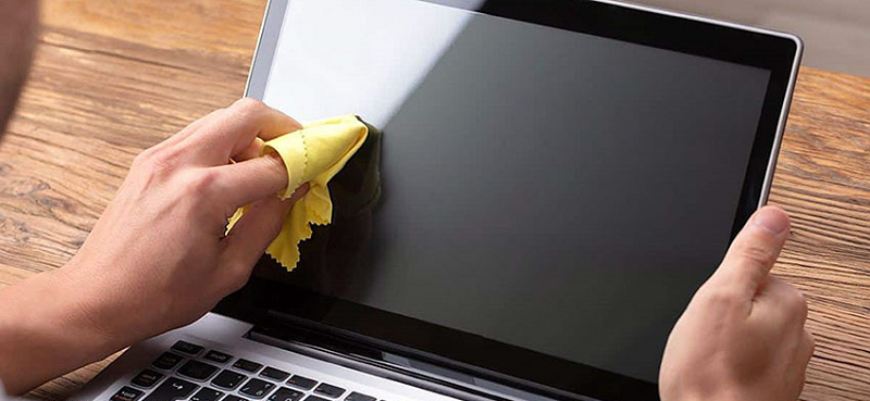 Vệ sinh màn hình laptop.