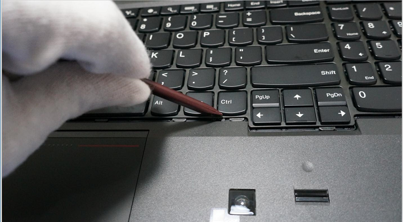 Vệ sinh bàn phím laptop.