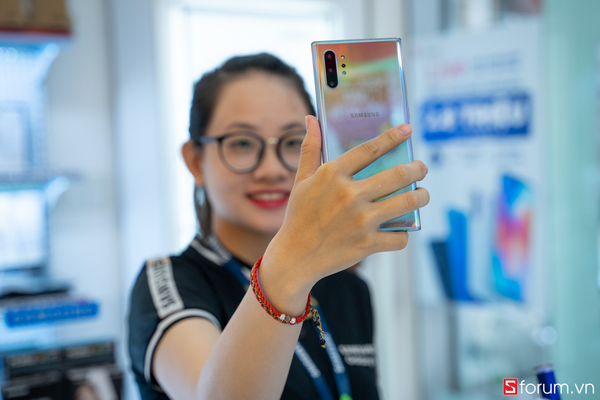 Galaxy Note 10 Note 10 Tr ng B y T i CellphoneS K nh M i Qu Kh ch