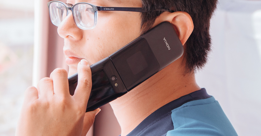 Trên tay Nokia 2720 Flip chính hãng: Huyền thoại nắp gập hồi sinh với nhiều tính năng hiện đại