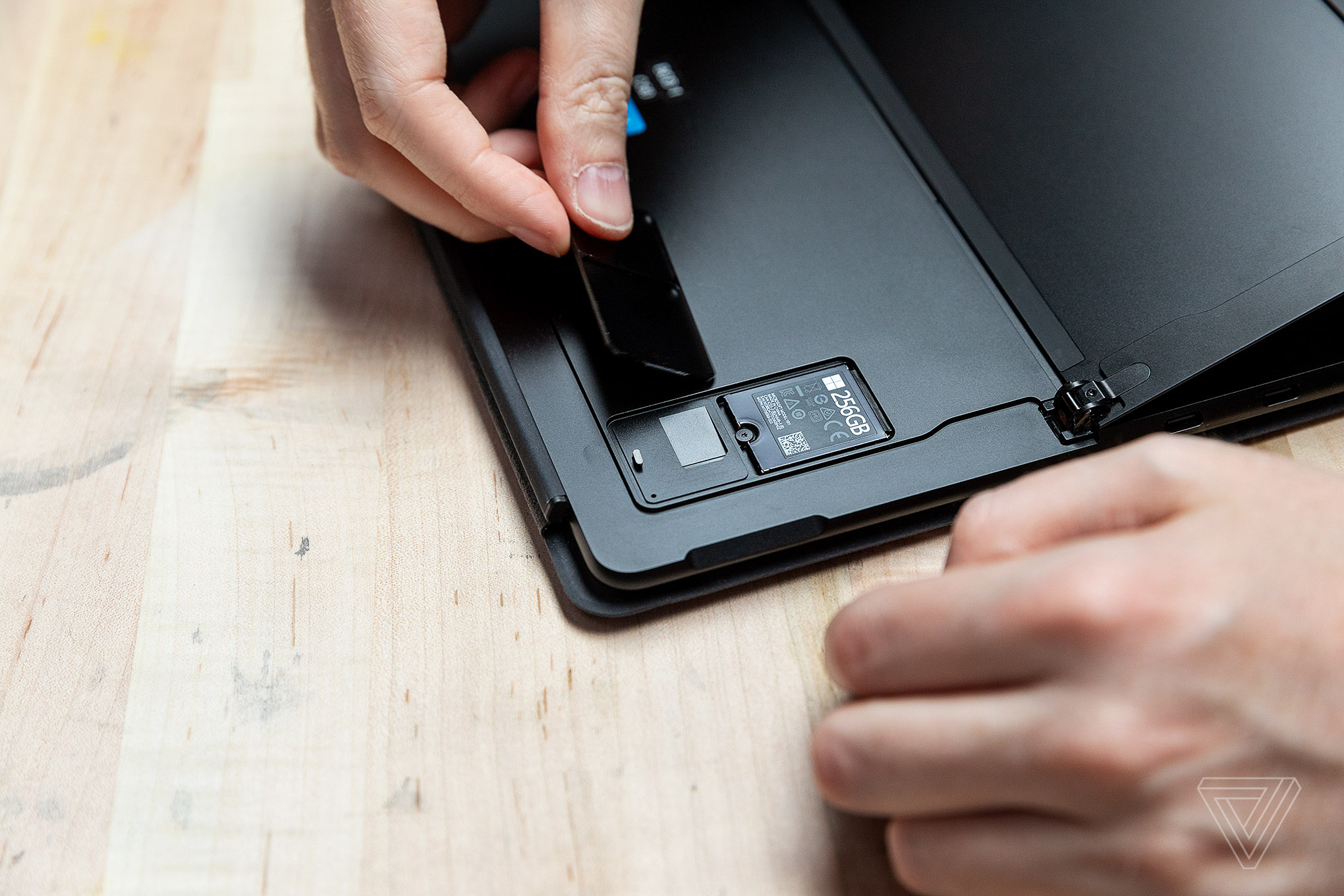 Trên tay đánh giá nhanh Surface Pro X và Surface Pro 7