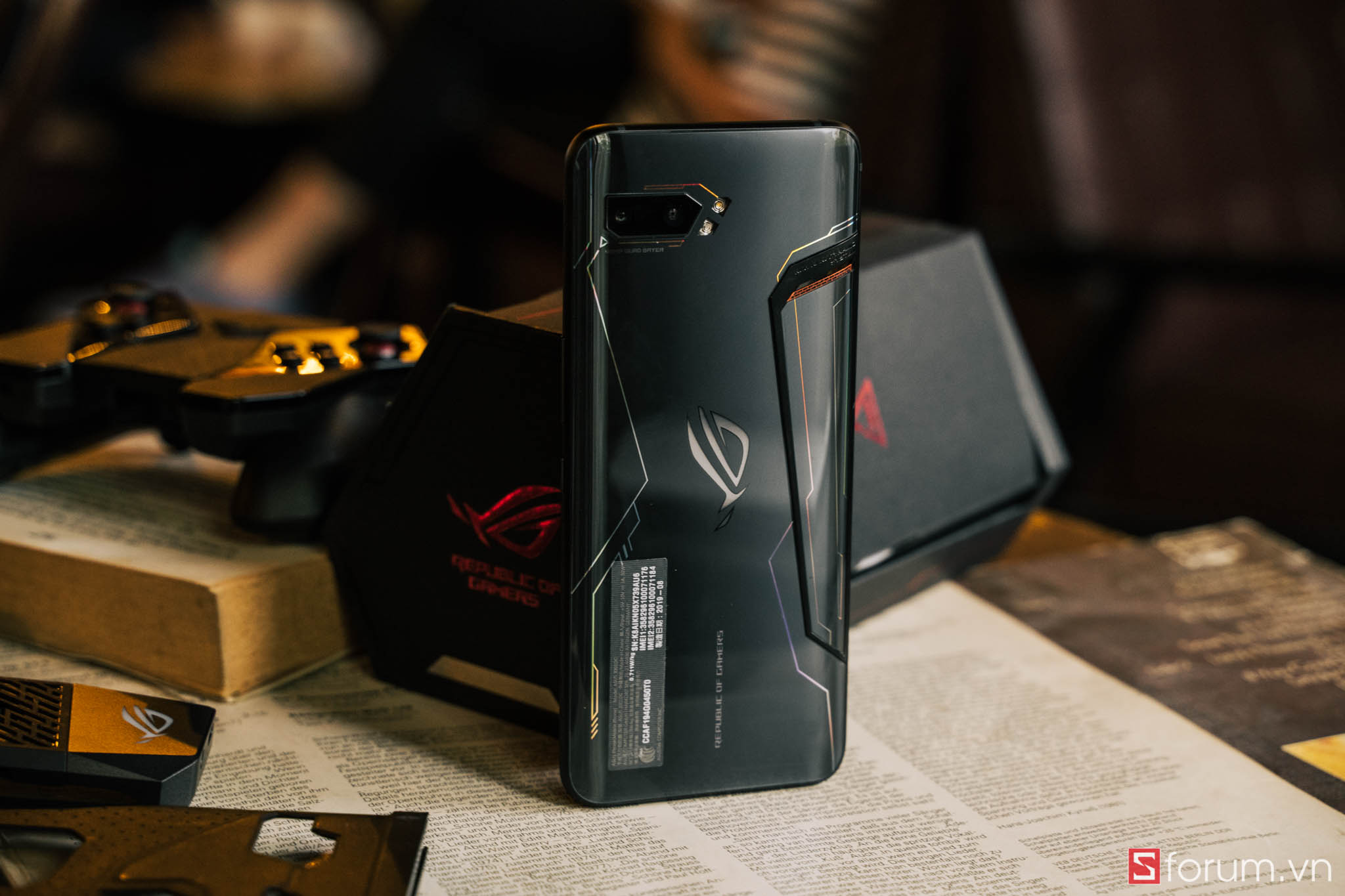Mở hộp Asus ROG Phone 2 chính hãng, độc quyền CellphoneS: Nhiều phụ kiện gaming đi kèm cực chất