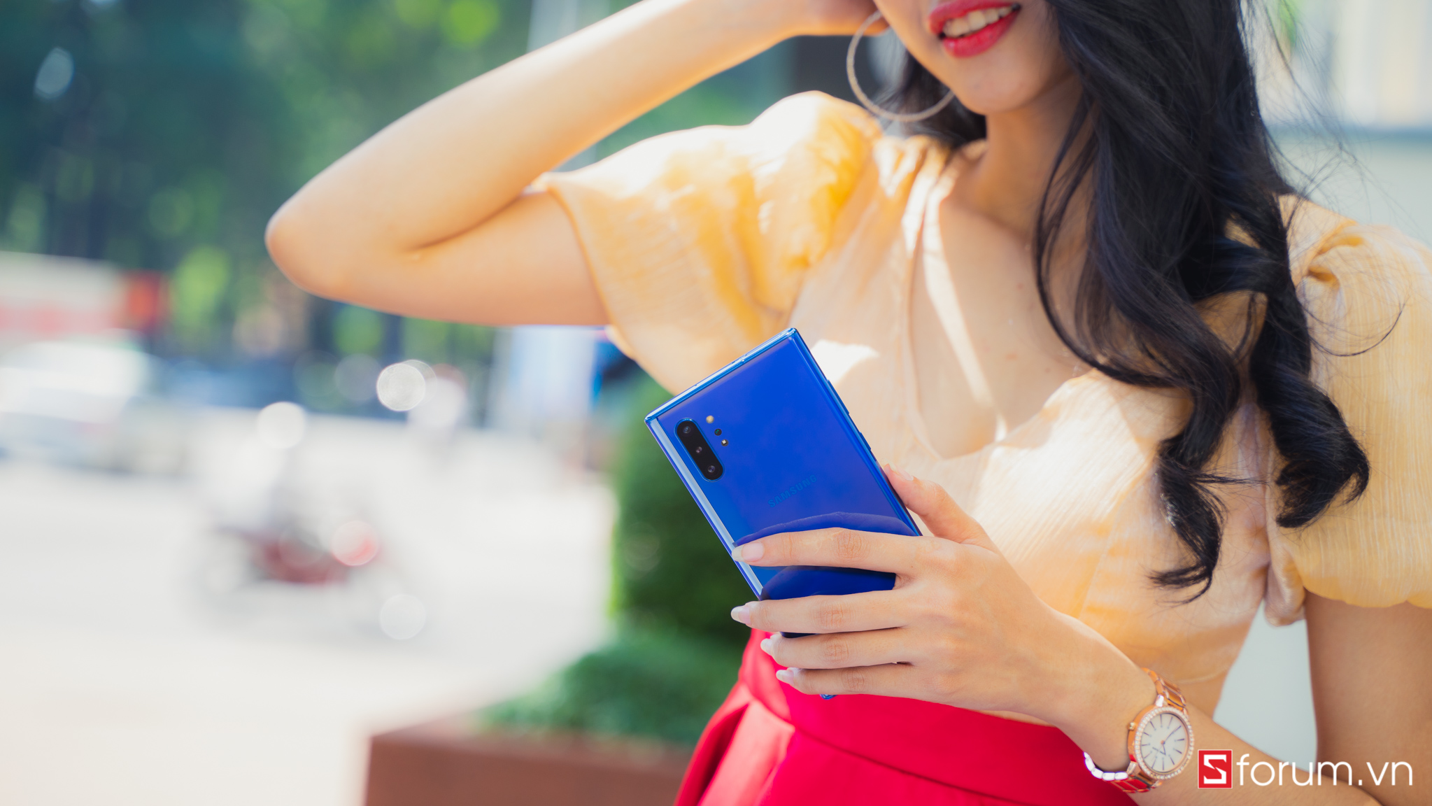 Sforum - Trang thông tin công nghệ mới nhất Galaxy-Note-10-plus-2 Mở hộp và trên tay nhanh Galaxy Note 10+ Xanh Aura: Màu sắc mới hút mắt, tone sur tone với Noel 