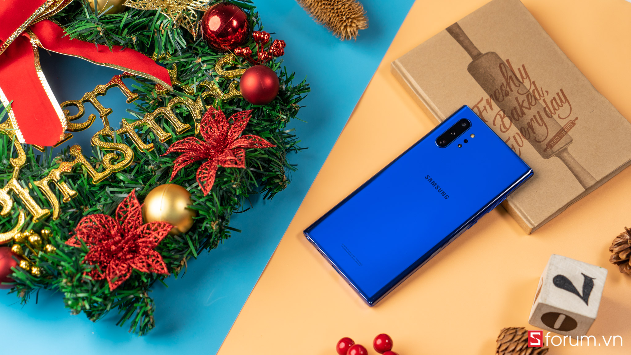 Sforum - Trang thông tin công nghệ mới nhất Galaxy-Note10-Blue-3 Mở hộp và trên tay nhanh Galaxy Note 10+ Xanh Aura: Màu sắc mới hút mắt, tone sur tone với Noel 