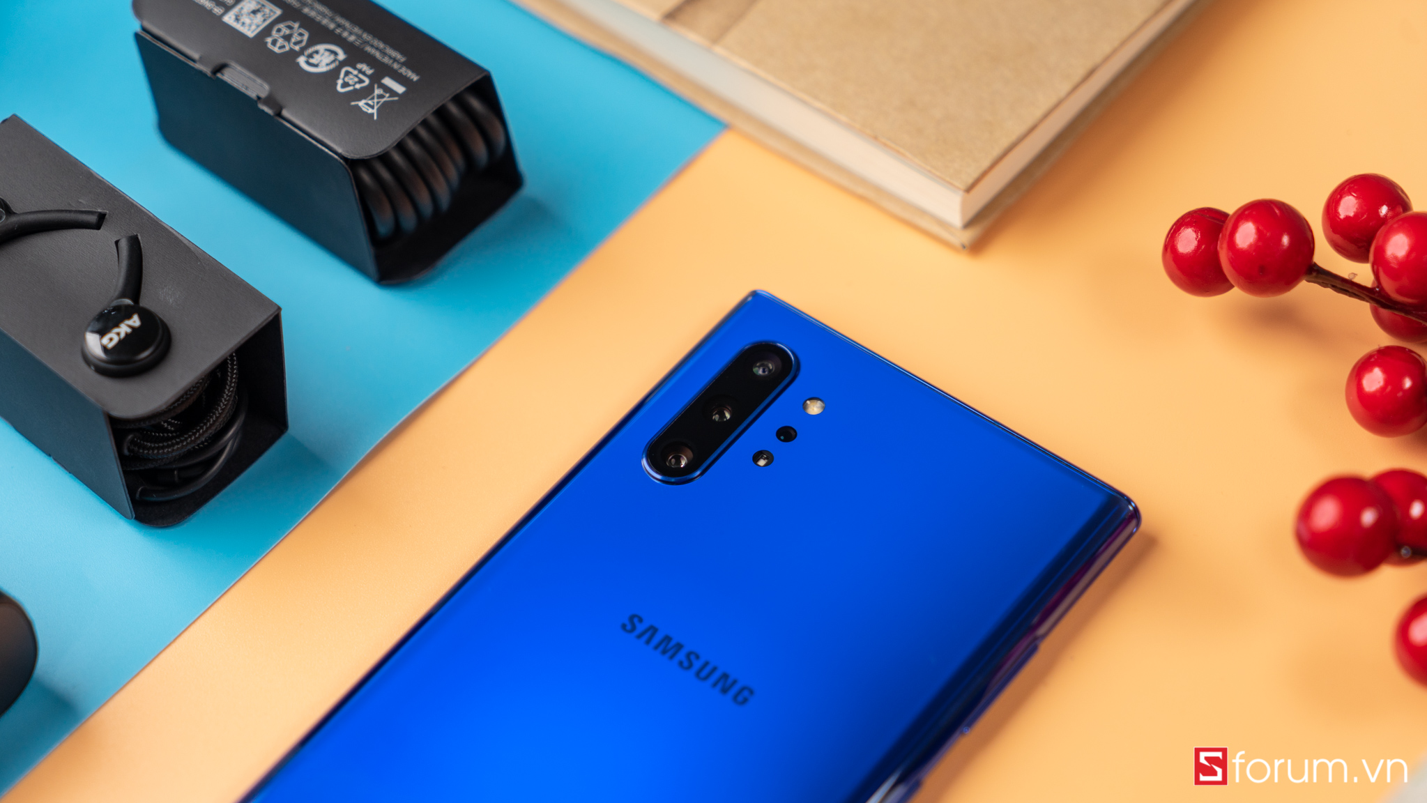 Sforum - Trang thông tin công nghệ mới nhất Galaxy-Note10-Blue-8 Mở hộp và trên tay nhanh Galaxy Note 10+ Xanh Aura: Màu sắc mới hút mắt, tone sur tone với Noel 