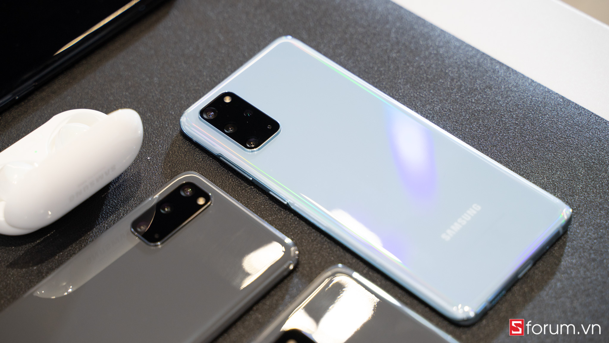 Sforum - Trang thông tin công nghệ mới nhất Galaxy-S20-series-29 Trên tay Galaxy S20 series tại Việt Nam: Viền màn hình mỏng, màu sắc bắt mắt, ít cong hơn 