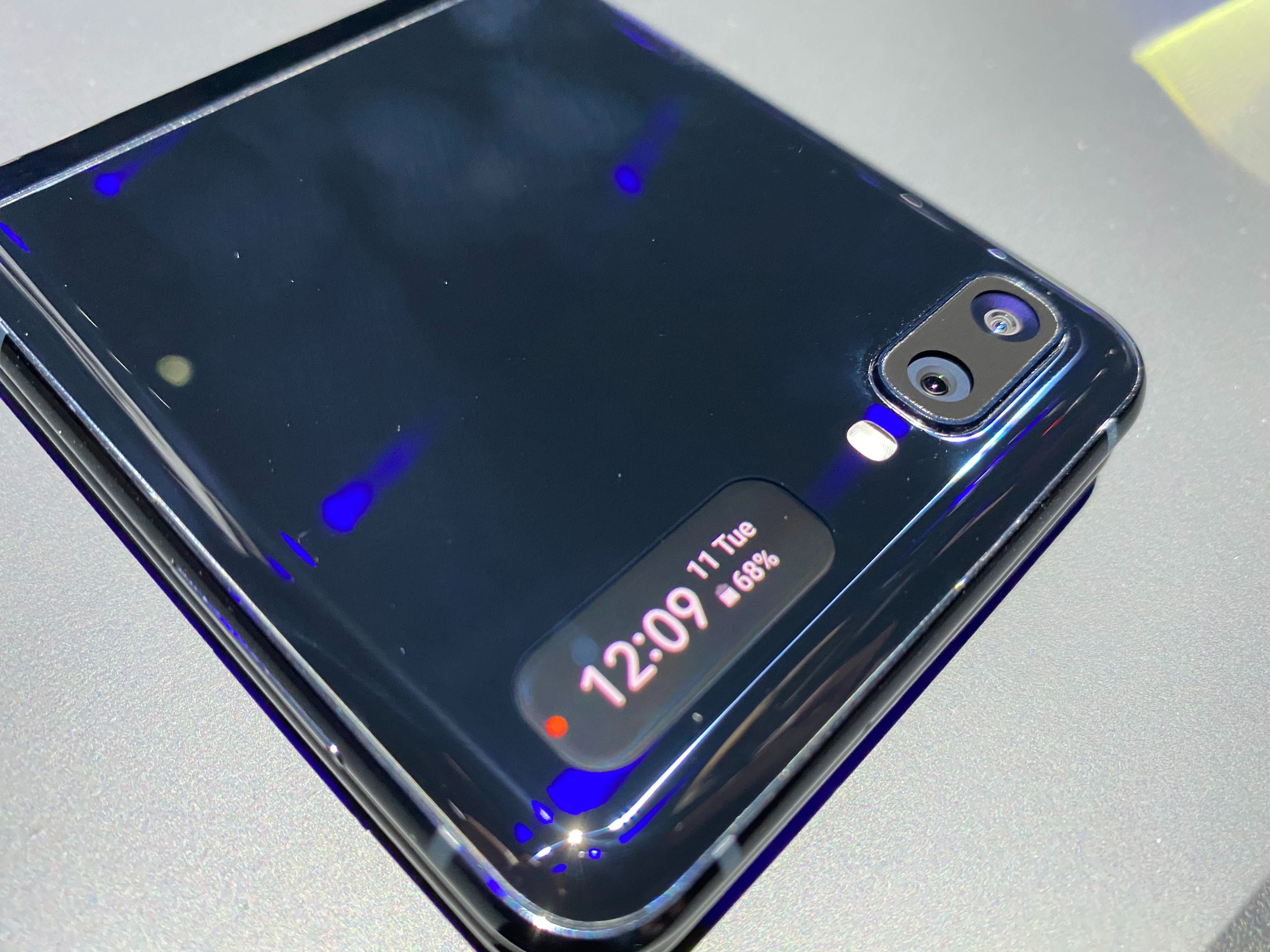 Cận cảnh Galaxy Z Flip: Smartphone màn hình gập 