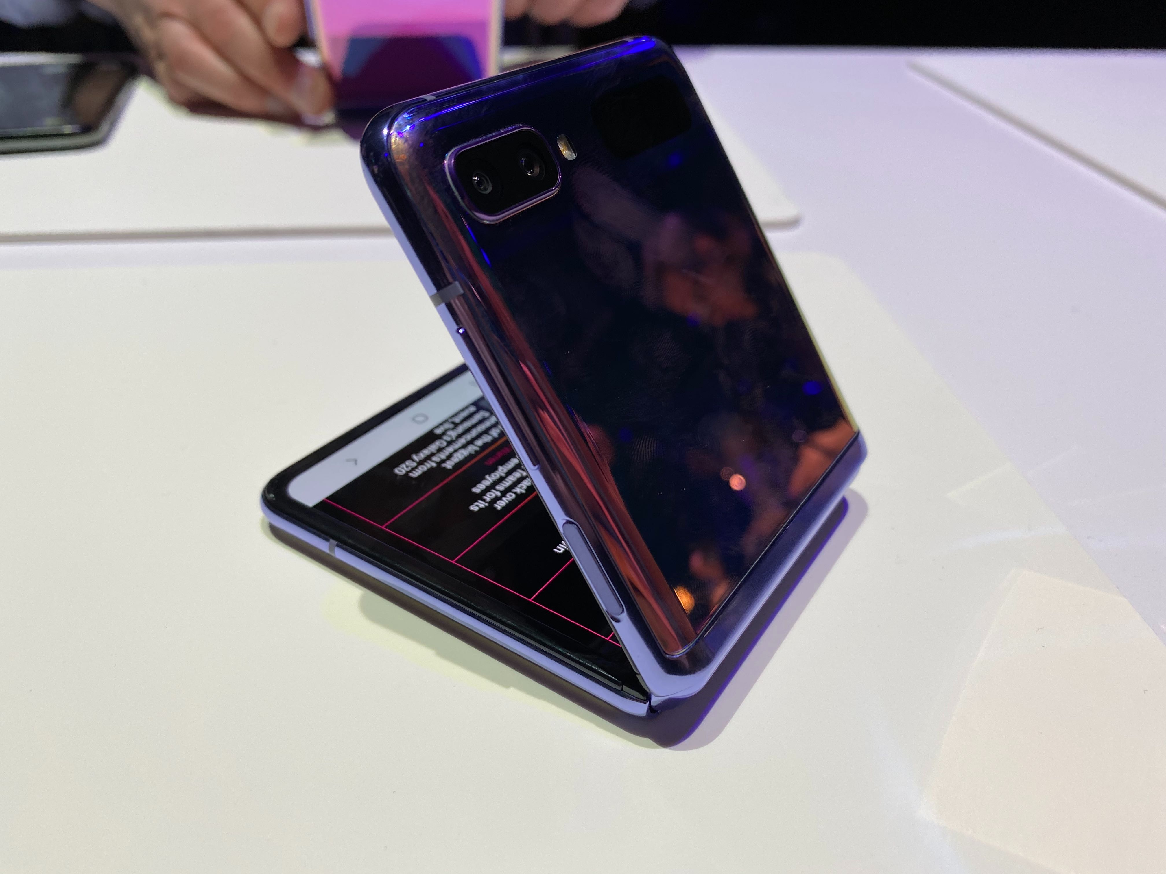 Cận cảnh Galaxy Z Flip: Smartphone màn hình gập 