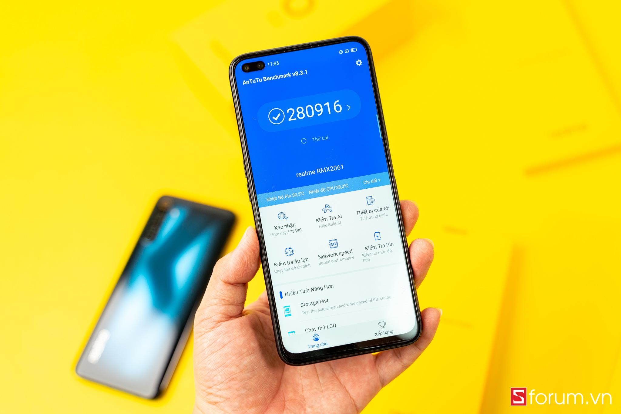 Sforum - Trang thông tin công nghệ mới nhất Realme-6-pro-cover-antutu-06216 Mở hộp và trên tay Realme 6 Pro: Mặt lưng kính, họa tiết 