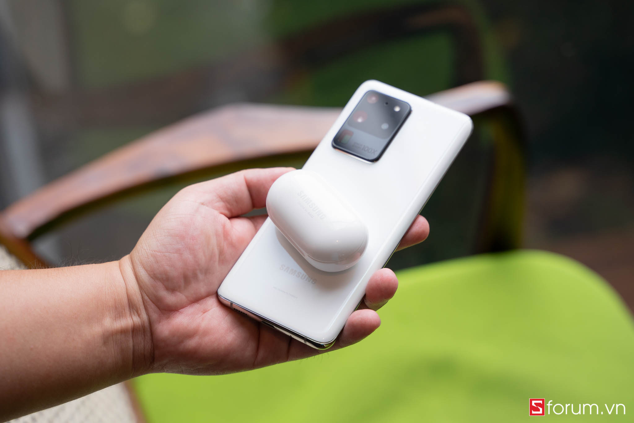 Sforum - Trang thông tin công nghệ mới nhất Galaxy-S20-Ultra-white-24 Mở hộp Galaxy S20 Ultra Trắng Thiên Vân: Thiết kế trang trọng, giá cực tốt chỉ duy nhất tại CellphoneS 