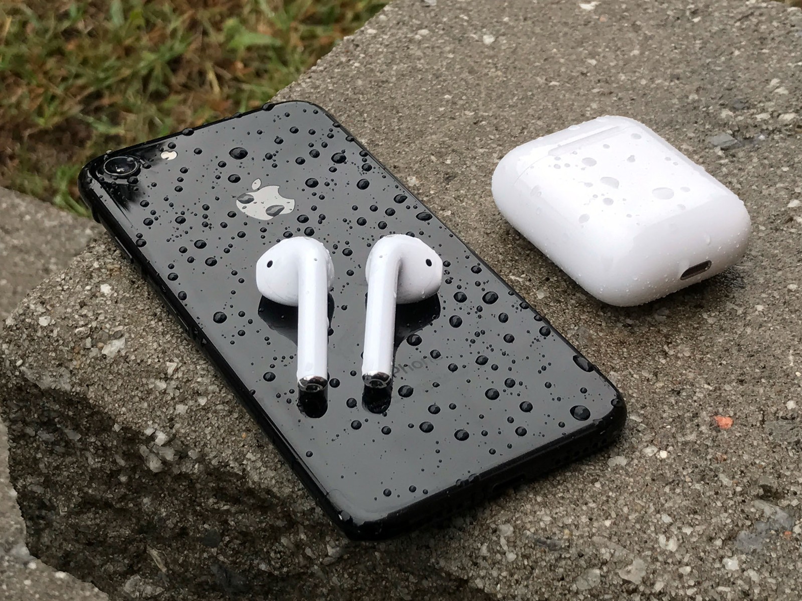 AirPods và AirPods Pro có khả năng chống nước hay không?